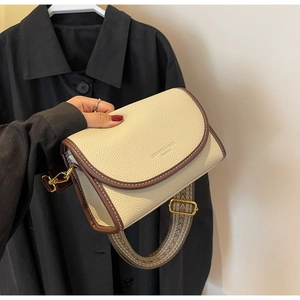 Détail du sac selle blanc crème à motif litchi avec bandoulière tissée ethnique