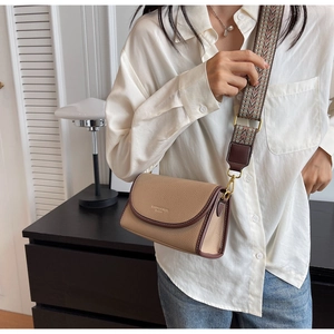 Sac à bandoulière en cuir beige avec sangle géométrique et détails dorés chics