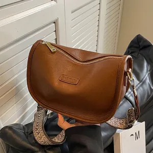 Sac Bandoulière Femme En Cuir PU Forme Demi Lune Grande Capacité Avec Large Bandoulière Tissée Géométrique