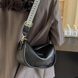 Grand sac à bandoulière noir demi-lune avec sangle tissée et détails dorés