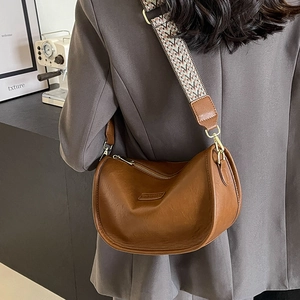 Sac bandoulière demi-lune en cuir marron avec large bandoulière tissée à vagues