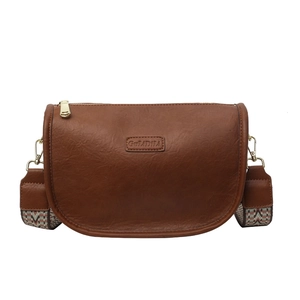 Sac bandoulière demi-lune marron en cuir avec large sangle tissée et détails dorés