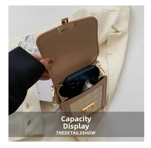 Detailansicht der beigen gesteppten Handytasche mit goldenem Metallverschluss und Innenraum