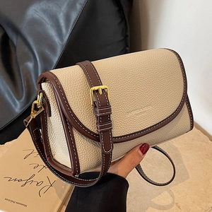 Petit sac carré vintage beige en cuir grainé avec bandoulière marron et boucle dorée