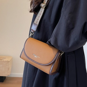 Sac bandoulière en cuir grainé marron avec large bandoulière en jacquard géométrique