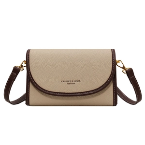 Sac bandoulière beige à grain litchi avec bordure marron et boucles dorées