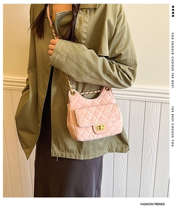 Vue détaillée du sac bandoulière matelassé rose avec chaîne dorée et fermoir rotatif
