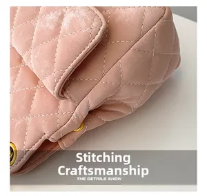 Vue détaillée de la couture matelassée en velours rose et texture du tissu de luxe du sac