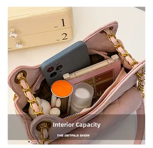 Vue détaillée de l'intérieur spacieux du sac besace rose matelassé pour essentiels