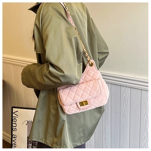 Sac à main rose matelassé en velours avec bandoulière chaîne dorée et fermoir