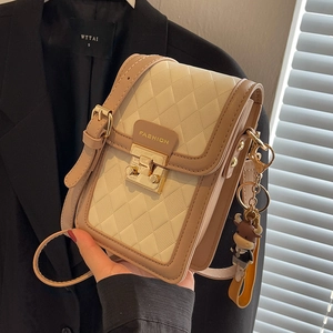 Beige und braune gesteppte Handy-Umhängetasche mit Goldverschluss und Kuh-Anhänger