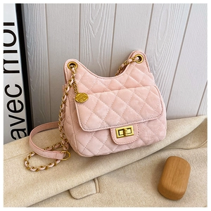 Vue détaillée du sac besace rose matelassé avec pendentif camélia et chaîne dorée
