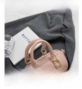 Detailaufnahme der rosa Boston-Tasche aus Leder mit Lychee-Narbung und Gold-Reißverschluss