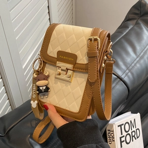 Minimalistische Umhängetasche in Beige-Braun mit Karosteppung und Bullen-Anhänger