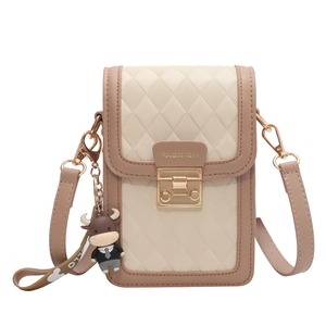 Schicke gesteppte Handytasche in Beige und Braun mit Cartoon-Kuh-Anhänger