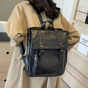 Vintage Damen Rucksack aus schwarzem Kunstleder mit großem Fassungsvermögen und Schnallen