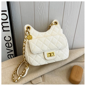 Détail du sac de selle matelassé blanc avec pendentif rose dorée et chaîne