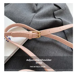 Nahaufnahme des verstellbaren rosa Leder-Schultergurts mit goldener Schnalle