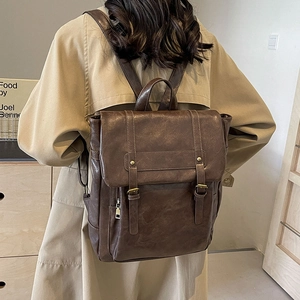 Großer Retro-Rucksack in Dunkelbraun mit Lederstruktur und Vintage-Schnallen