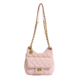 Sac à bandoulière matelassé rose avec chaîne dorée et pendentif rose sur fond blanc
