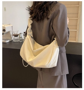 Vue détaillée arrière du sac bandoulière plissé blanc crème avec large sangle en cuir
