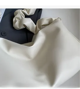 Détail du sac cabas en similicuir beige avec ses bandoulières plissées style nuage doux