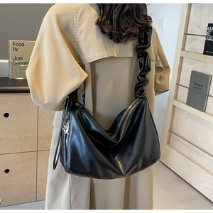 Détail du sac hobo en cuir PU noir avec sa bandoulière froncée au design ultra moderne