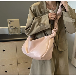Détail du sac cabas rose clair avec large bandoulière plissée pour un look décontracté