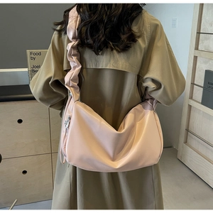 Détail du sac cabas rose clair avec bandoulière plissée et poche zippée latérale