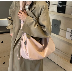 Sac cabas plissé rose en cuir avec un charmant pendentif ours en argent sur la fermeture éclair