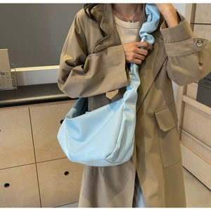Détail du sac nuage bleu clair montrant la bandoulière plissée et le cuir souple