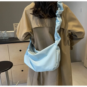 Détail du grand sac hobo bleu clair plissé avec bandoulière pour le quotidien