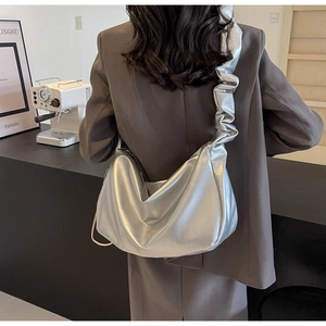 Détail du sac hobo argenté métallisé avec bandoulière plissée au design élégant