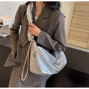 Détail du sac croissant argenté plissé avec finition métallisée et fermeture éclair en métal