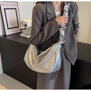 Vue détaillée du sac cabas argenté avec bandoulière à cordon de serrage plissé élégant