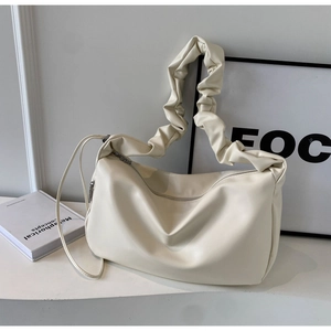 Détail du sac cabas plissé blanc crème avec texture en similicuir souple et anse froncée