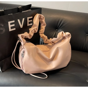 Détail de la poignée plissée nuage et texture en similicuir souple du sac fourre-tout