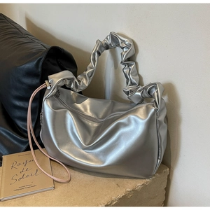 Détail du sac fourre-tout argenté plissé avec fini métallisé et cordon rose décoratif