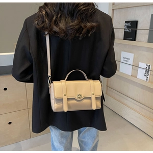 Vue portée montrant la taille du sac à bandoulière et son effet réel en intérieur