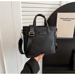Détail du sac bandoulière en nylon avec étiquette cuir GLEARDK et garniture dorée