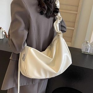 Sac fourre-tout plissé beige chic avec bandoulière froissée et grande capacité