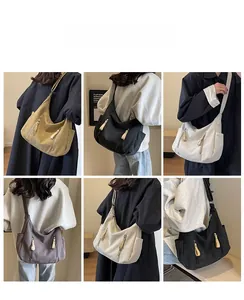 Grands sacs cabas en toile en plusieurs couleurs présentés sur un collage de mannequins