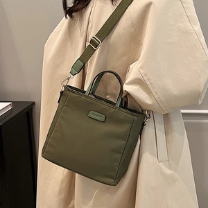 Sac seau en nylon vert armée avec bandoulière large réglable et logo frontal brodé