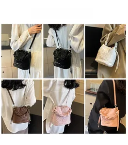 Collage von gesteppten Beuteltaschen in mehreren Farben mit Umhänge- und Handtrage-Stilen