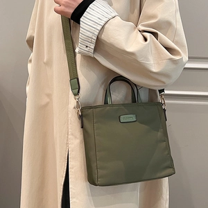 Sac seau en nylon vert armée pour femme avec bandoulière large et poignée chic