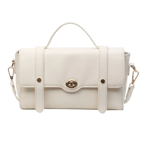 Sac bandoulière beige pour femme avec fermoir doré et poignée sur un fond blanc épuré