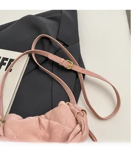Detailansicht der rosa gesteppten Beuteltasche mit verstellbarem Riemen und Goldschnalle