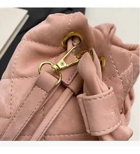 Detail der rosa gesteppten Beuteltasche mit hochwertigen Goldbeschlägen und Lederstruktur