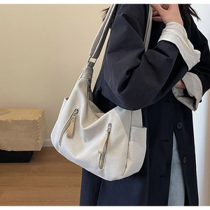 Vue verticale du grand sac cabas en toile avec poches latérales et fermetures éclair