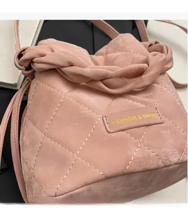 Nahaufnahme der rosa gesteppten Wildledertasche mit einem einzigartigen geflochtenen Griff